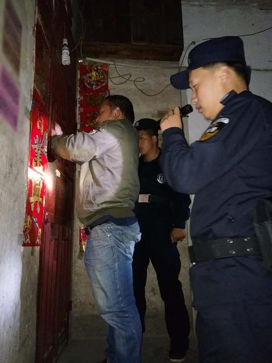 克拉玛依粗心妈妈误将幼女锁家中 民警全城寻开锁师傅开门