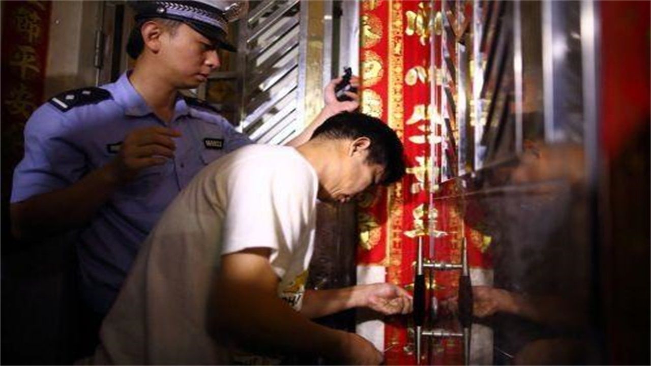 克拉玛依请开锁师傅开了锁后，师傅为什么一般都不进门，就算主人请也不进去？